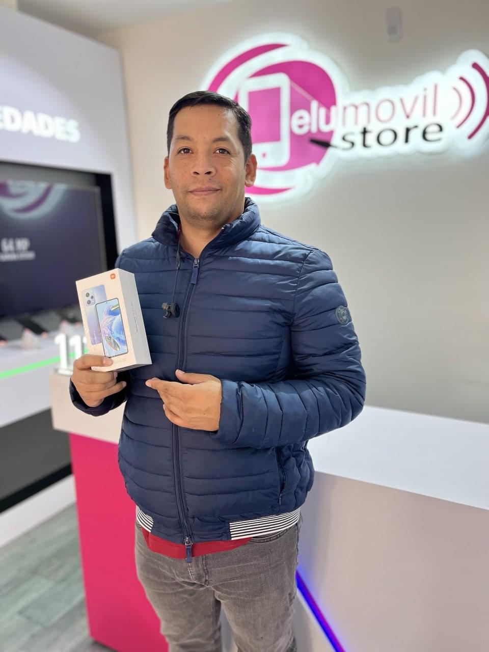 Sobre Nosotros 3 cliente comprando en celumovil store empresa número 1 en precios. Celudmovil bogotá