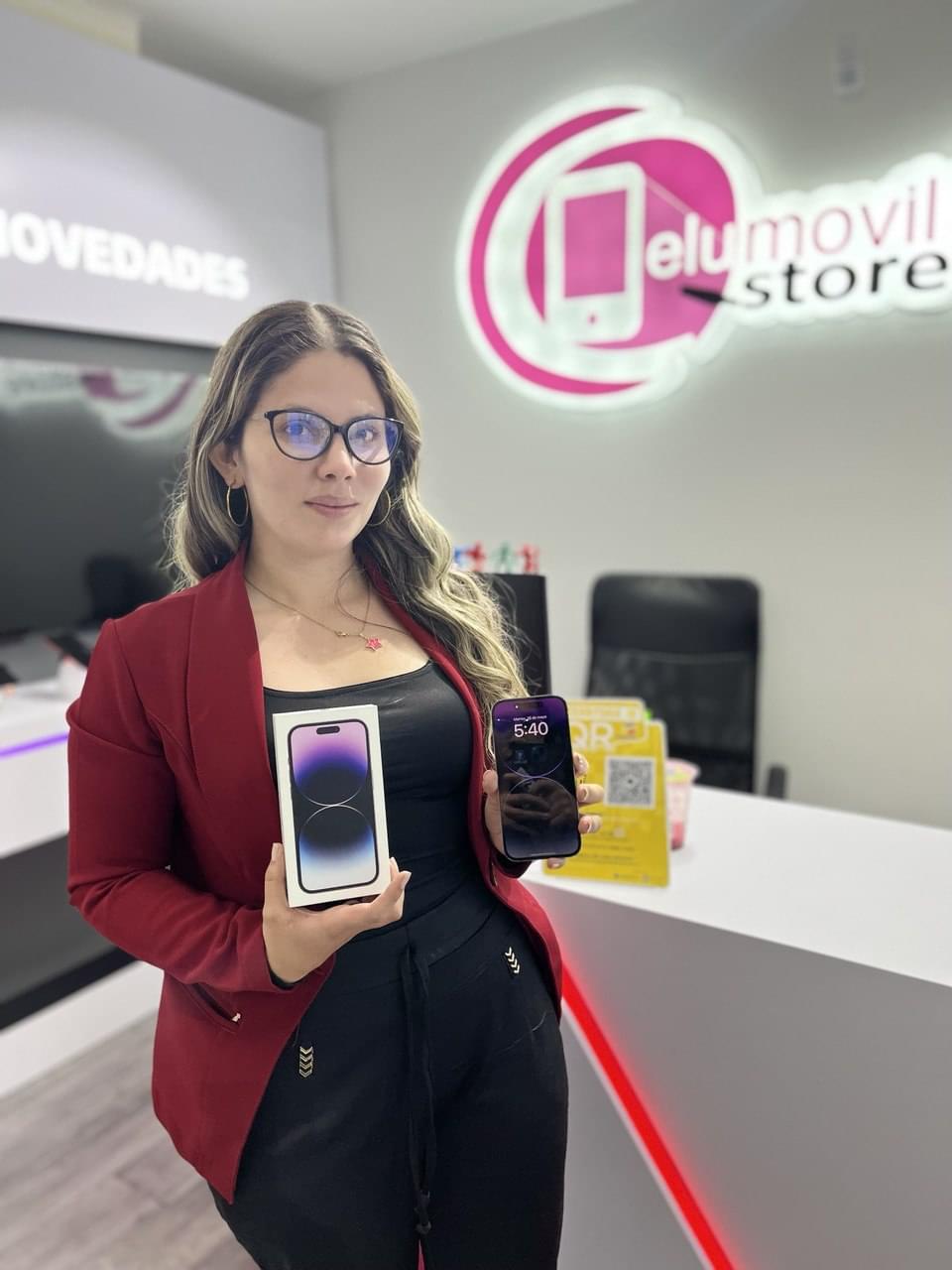 Sobre Nosotros 6 Foto cliente Celumovil Stores Michelle Santos comprando iPhone